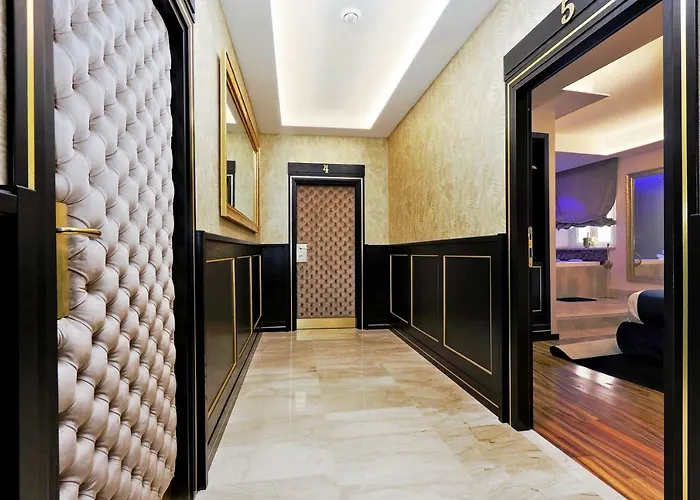 Spanish Diamond Luxury Suites & Jacuzzi