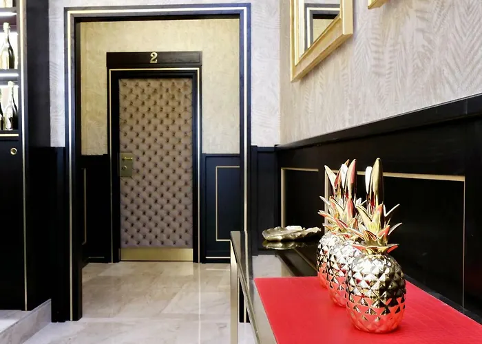 Spanish Diamond Luxury Suites & Jacuzzi